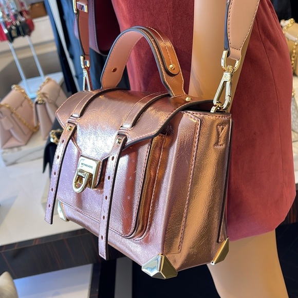 MICHAEL KORS
Manhattan Md TH SCHOOL Crackled Metallic Leather SATCHEL
Primrose - Picture 3 of 16